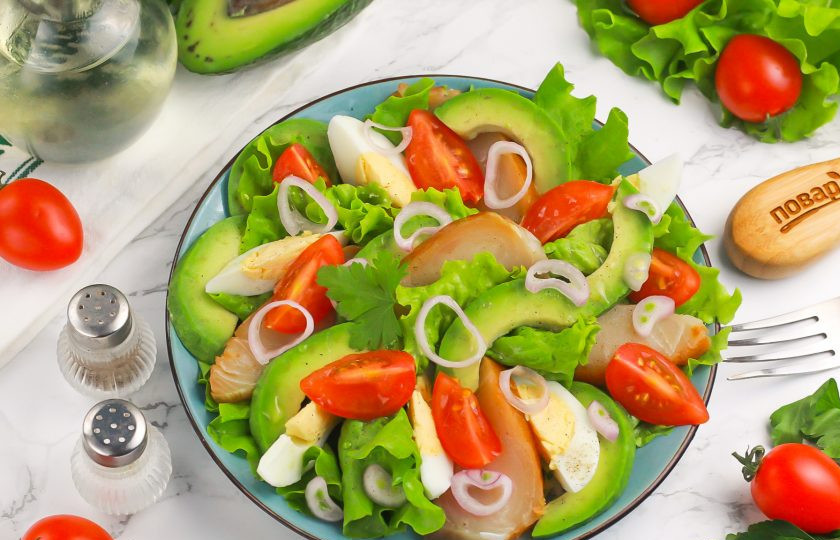 1. Этап. Салат с копченой треской и авокадо: Подайте салат с копченой треской и авокадо к столу сразу же после его приготовления. Если готовите его заранее, то сбрызните лимонным соком, чтобы авокадо не потемнел. Приятного вам аппетита!