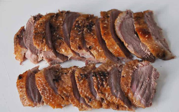 1. Этап. Салат с утиной грудкой по-китайски: Готовую птицу оставляем ненадолго, чтобы она остыла. Так будет удобней ее разделывать. Далее нарезаем пластинами утиное мясо.