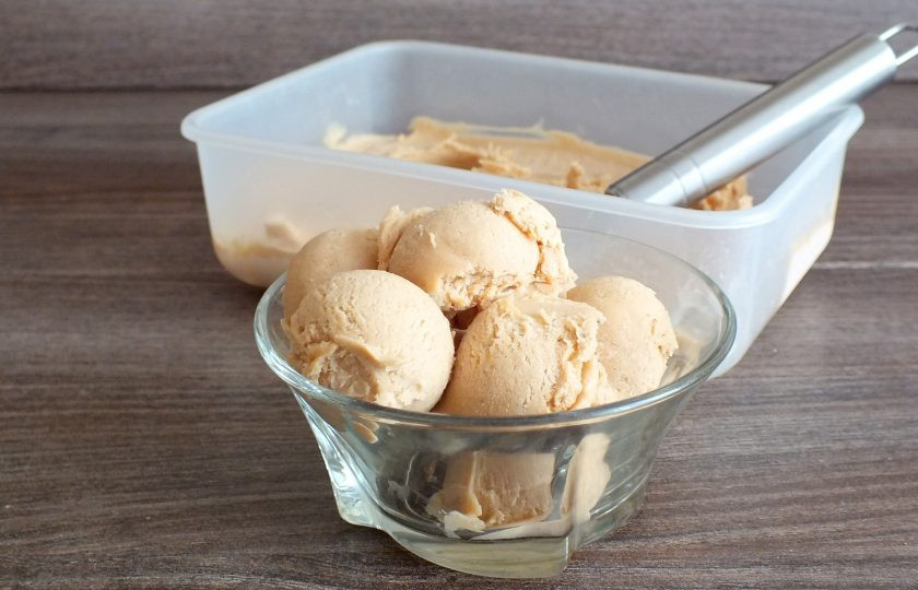 1. Этап. Мороженое из банана и сгущенки: Через указанное время мороженое сервируйте и подавайте к столу с варёной сгущенкой.