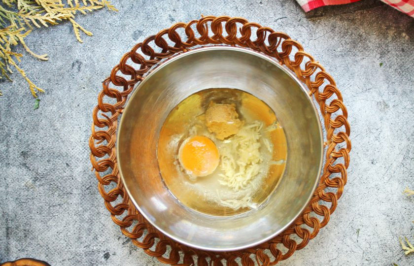 1. Этап. Соус для салата Цезарь без анчоусов: Влейте в миску лимонный сок, уксус, добавьте соль и растительное масло.