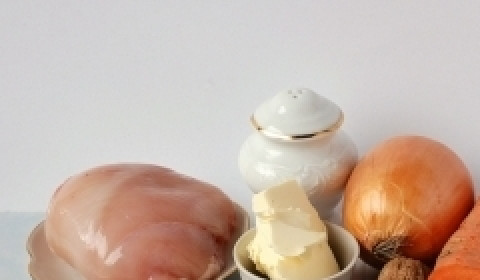 1. Этап. Паштет из куриной грудки: Подготовьте ингредиенты. Хорошо помойте куриную грудку.