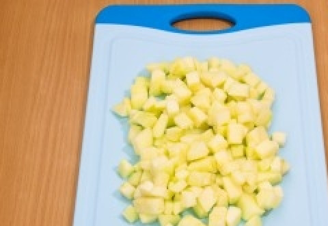 1. Этап. Салат Валентина: И чищенное от кожуры яблоко.