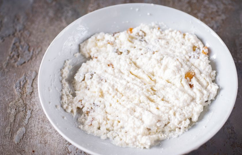 1. Этап. Вареники из рисовой муки: Перемешайте эти ингредиенты до полного соединения.