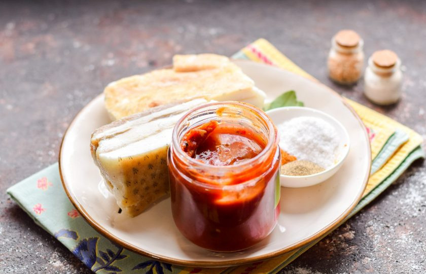 1. Этап. Сало в аджике: Подготовьте ингредиенты.