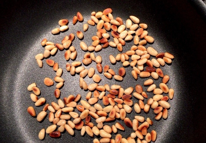 1. Этап. Салат с морковью и кедровыми орешками: 5. Кедровые орешки обжарьте до золотистого цвета и уберите их со сковороды.