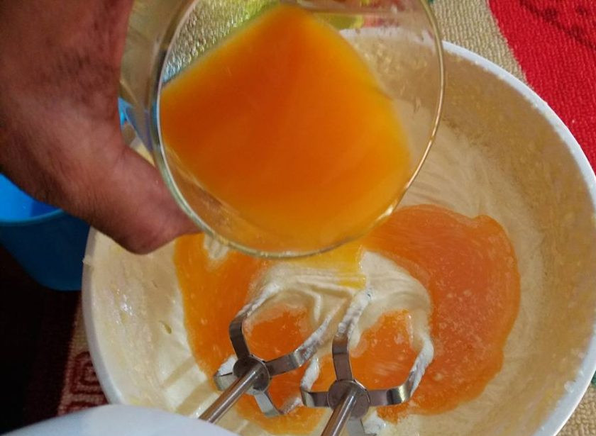 1. Этап. Легкий апельсиновый кекс: 3. Влейте сок из апельсина и ванильную эссенцию. Взбивайте смесь в течение 20 минут.