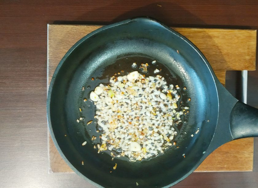 1. Этап. Форель с рисом: Далее обжарьте овощи на растительном масле до золотистого цвета.