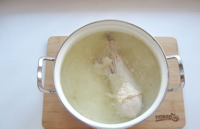 1. Этап. Суп из голени индейки: Доведите содержимое кастрюли до кипения, снимите пену. После огонь убавьте до минимума и варите бульон с индейкой до готовности.