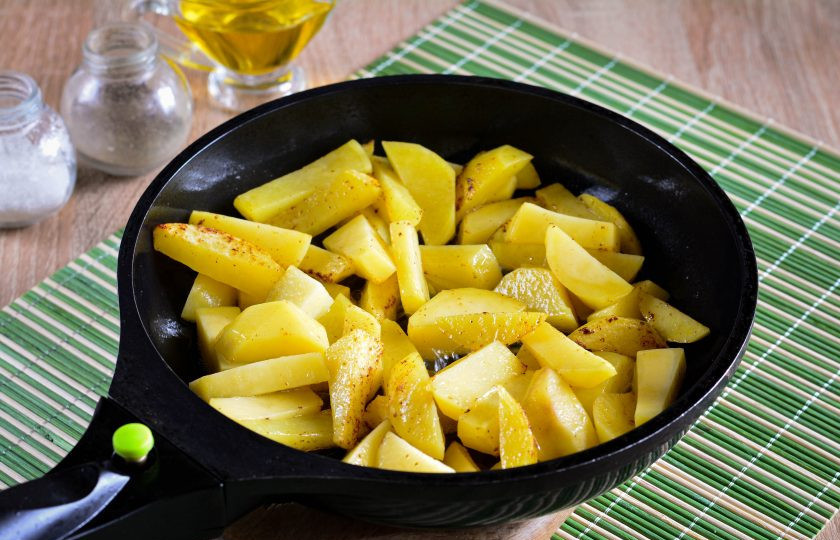 1. Этап. Жареная картошка с ветчиной: Разогрейте масло на сковороде, обжаривайте картошку на сильном огне в течение 3-4 минут. Перемешайте, чтобы картошка стала золотистой со всех сторон.