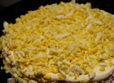 1. Этап. Салат с курицей и черносливом слоеный: Вареные яйца очищаем, натираем на крупной терке и выкладываем следующим слоем.