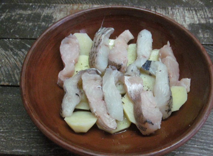 1. Этап. Рыбная скоблянка с креветками: Филе рыбы нарежьте на ломтики, посолите и поперчите - перемешайте в миске и выложите на картофель, чередуя ломтики рыбы.