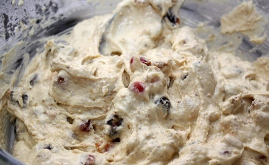 1. Этап. Рождественский кекс с сухофруктами и орехами: Миндаль измельчите, а сухофрукты достаньте из банки и немного обваляйте в муке. Добавьте эти ингредиенты в тесто. Перемешайте.