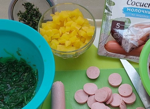 1. Этап. Салат Светофор с жареными сосисками: Рис сварить в соответствии с информацией на упаковке. Используемый в рецепте рис варила 30 минут. Всегда варю больше риса, остатки убираю в морозилку. Время приготовления указала без учета времени варки риса. Редьку нарезать кубиками, микрозелень (если используете) промыть. Сосиски порезать тонкими пятачками.