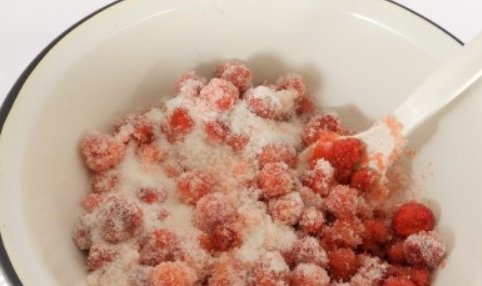 1. Этап. Клубника с сахаром на зиму без варки: Высыпаем на клубнику сахар и тщательно перемешиваем.