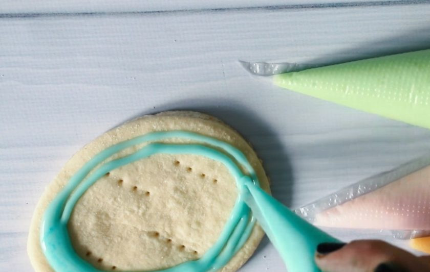 1. Этап. Пасхальное печенье в белковой глазури: 5. Окрасьте глазурь с помощью пищевых красителей и залейте ею готовое остывшее печенье с помощью кондитерского мешка. Оставьте немного глазури и добавьте к ней 2-3 ст. ложки сахарной пудры для получения более густой глазури.