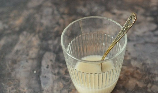 1. Этап. Сдобный калач на сливках: Растворите в воде дрожжи.