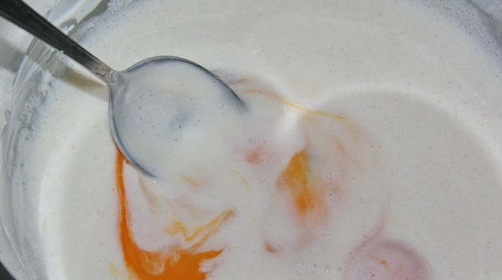 1. Этап. Баурсаки из творога: Добавьте яйца, перемешайте.