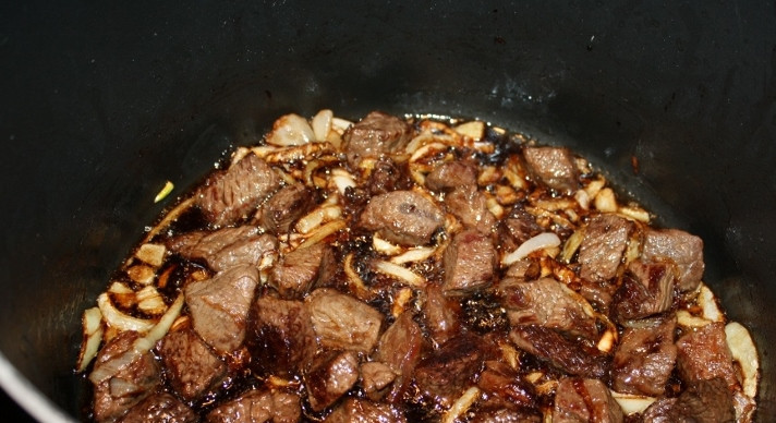 1. Этап. Плов из индоутки: Затем в казан добавляем лук и обжариваем до золотистого цвета.