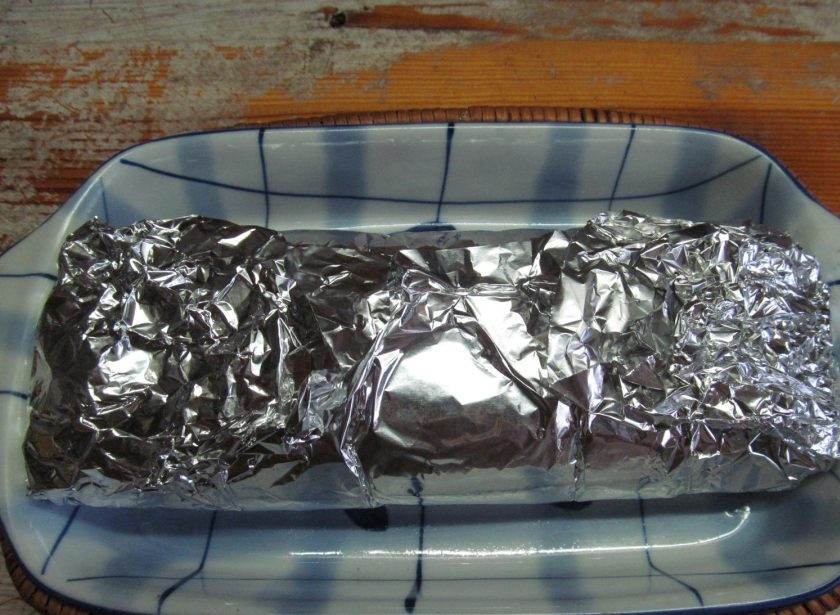 1. Этап. Праздничный мясной рулет: Плотно заверните и закрепите боковые края. Выложите рулет на противень или в форму для запекания и отправьте в духовку на 1 час. Нагревайте духовку вместе с рулетом, начиная с температуры 60 градусов, через 10-15 минут увеличьте температуру до 180 градусов.