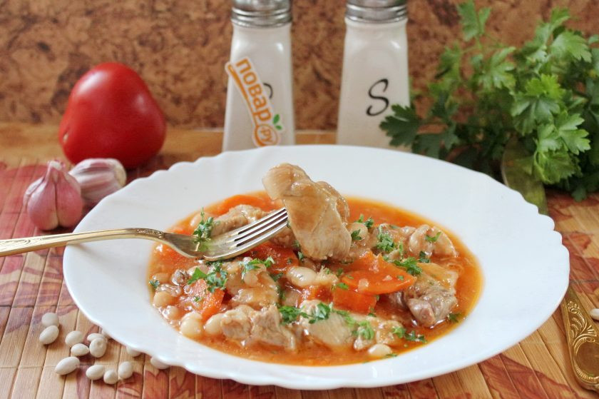 1. Этап. Свинина с фасолью в томатном соусе: Свинина с фасолью в томатном соусе готова. Можно подавать к столу.