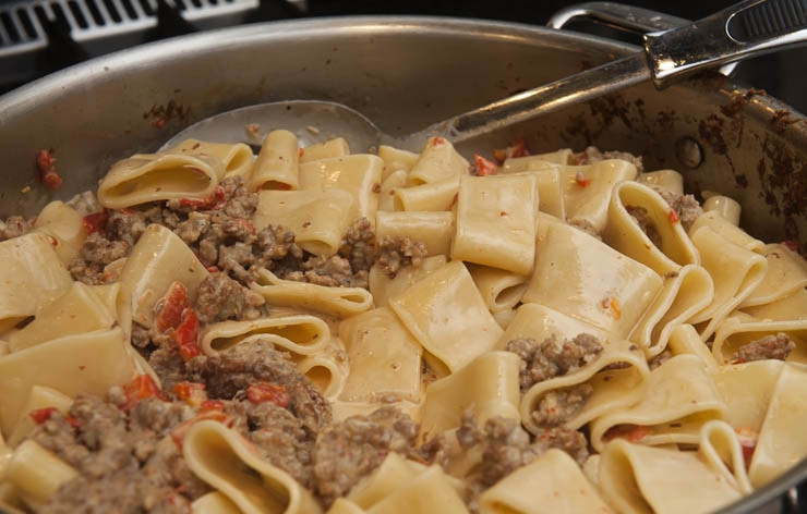 1. Этап. Паста с мясным фаршем: Смешиваем макароны с готовым соусом, тушим пару минут на медленном огне.