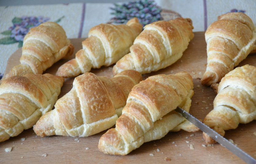 1. Этап. Круассаны с заварным кремом: Слегка охладите круассаны и острым ножом сделайте сбоку горизонтальный надрез.