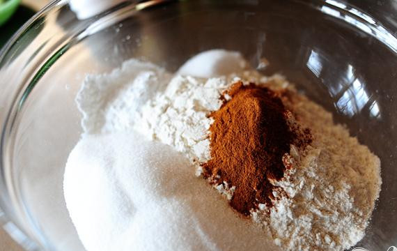 1. Этап. Жареные яблоки в тесте: 1. Яблоки очистить от кожуры и нарезать кубиками. В миске смешать муку, сахар, разрыхлитель, корицу и соль.