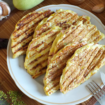 Чебуреки из кабачков с ветчиной и сыром