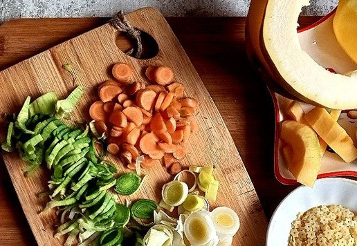 1. Этап. Новогодний минестроне: Готовим продукты для минестроне. В этот суп нужно все овощи резать мелким кубиком.