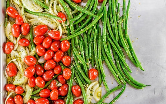 1. Этап. Запеченное филе палтуса: 2. Вымойте овощи, лук нарежьте клиньями, выложите овощи на противень и полейте половиной маринада, перемешайте.