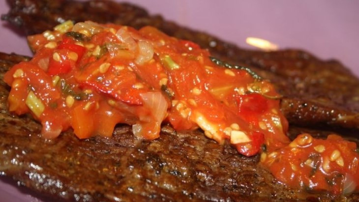 1. Этап. Ромштекс из говядины на гриле: Готовый ромштекс из говядины на гриле можете подать с соусом, овощами и любым гарниром. Приятного аппетита!