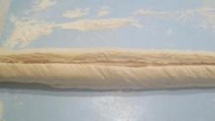 1. Этап. Лепешки слоеные: 2. Теперь нужно завернуть тесто на длинную и тонкую скалку рулетом. Разрезать вдоль скалки и убрать скалку.