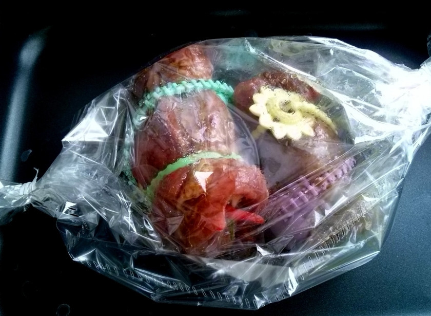 1. Этап. Новогодний рулет из говядины: Духовку разогрейте до 200 С. Поместите рулеты в рукав для запекания и закрепите его края. Запекайте рулеты в разогретой духовке около 35-45 минут.