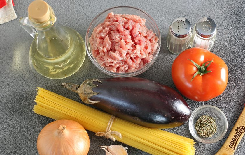1. Этап. Паста с фаршем и баклажанами: Подготовьте все ингредиенты.