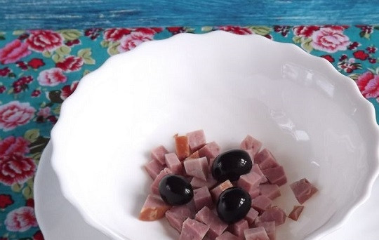 1. Этап. Солянка простая: 7. В тарелку для подачи выложите нарезанную кубиками ветчину, маслины или оливки, а также по желанию ломтик лимона.