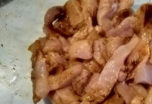 1. Этап. Курица с кабачком: Куриное филе нарезать не крупно, продолговатыми кусочками. Добавить паприку, розмарин, лимонный сок, поперчить. Оставить мариноваться.