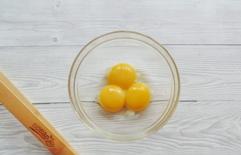1. Этап. Медовый торт с вишней: Желтки яиц выложите в мисочку.