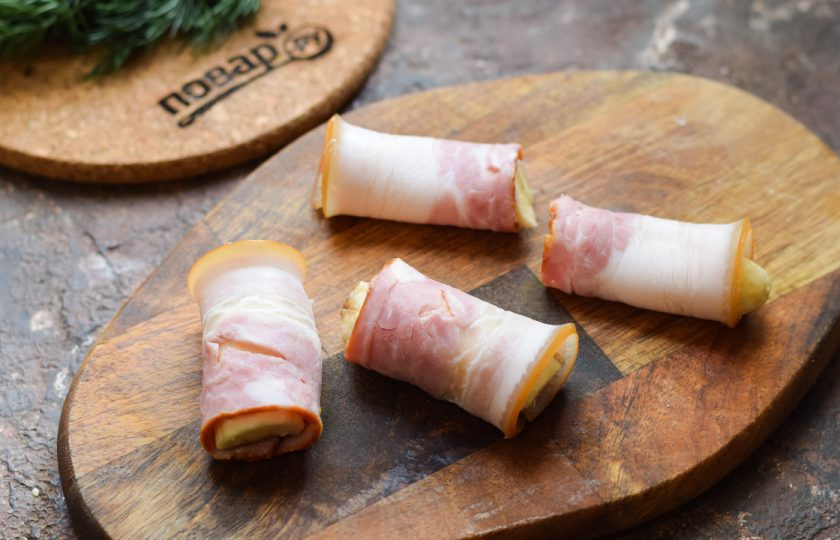 1. Этап. Бананы в беконе: Получаются такие мини-рулетики.