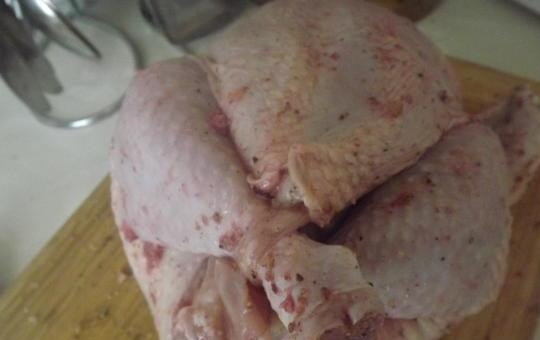 1. Этап. Курица по-азербайджански: Аккуратно связываем ноги курицы и помещаем ее в разогретую до 190 градусов духовку, запекаем 1,5-2 часа.