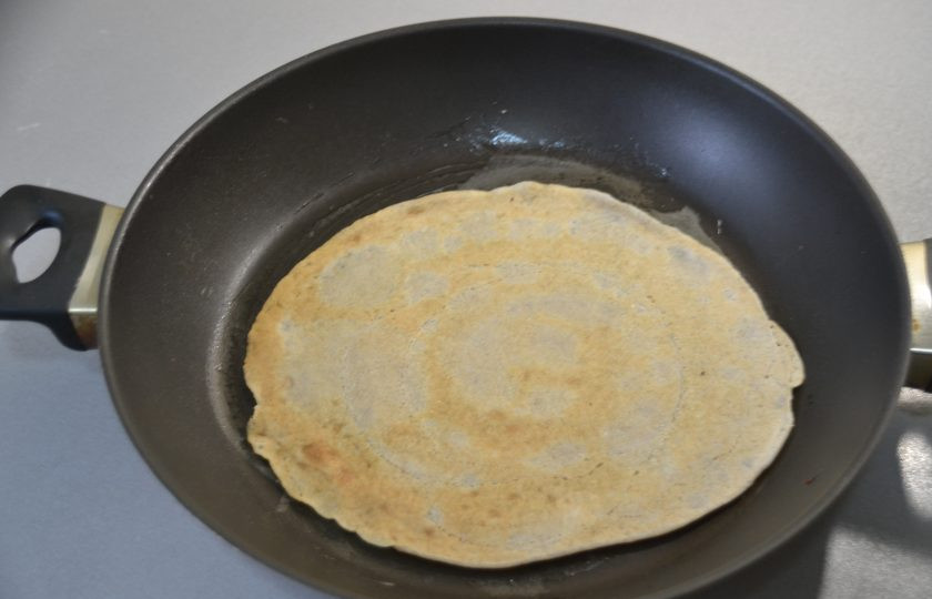 1. Этап. Яичница в блинах: Выложите готовый блинчик.