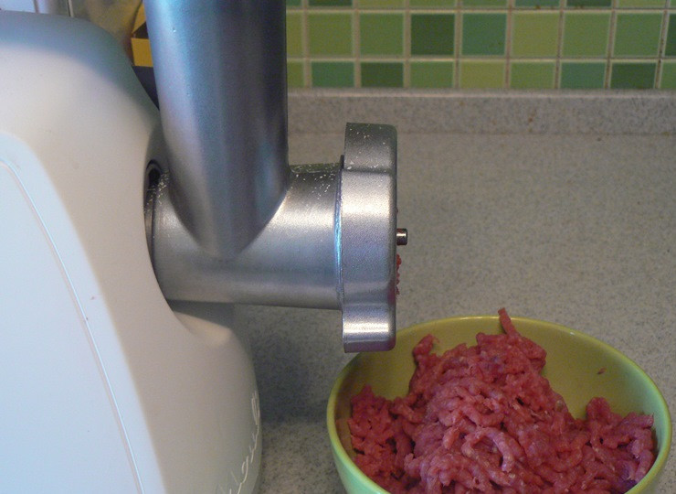 1. Этап. Cуфле из говядины для ребенка: Мясо (желательно говяжью вырезку) пропускаем через мясорубку, предварительно удалив прожилки и жир.