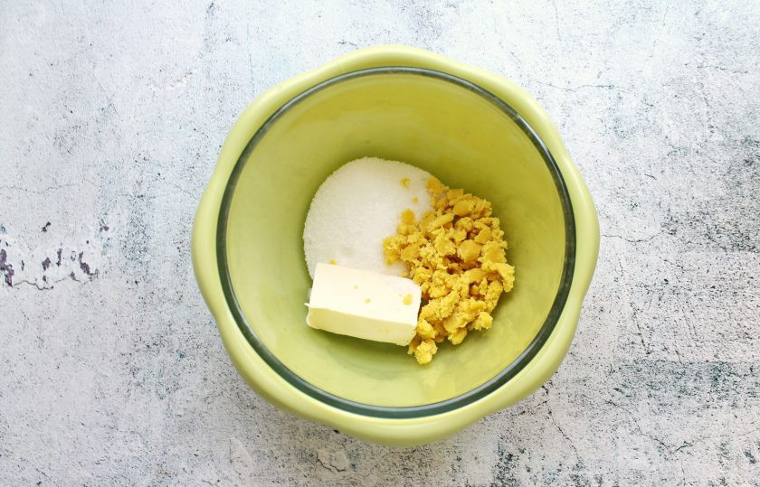 1. Этап. Марципановый кекс: В миску выложите мягкое сливочное масло, добавьте сахар, ванильный сахар и раскрошите марципан. Все взбейте в пышную массу.