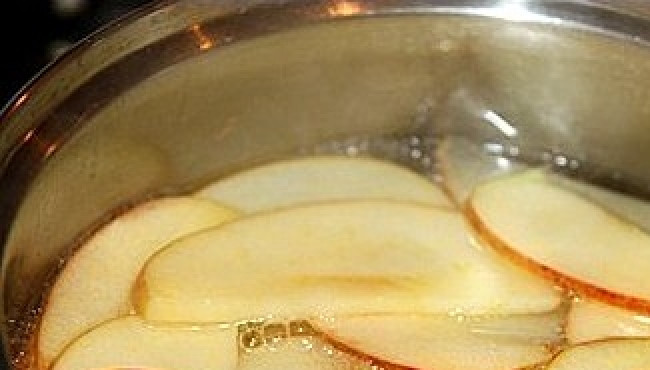 1. Этап. Розочки из яблок: Вскипятить воду и растворить в ней сахар. Бросить корицу, гвоздику и дольки яблок. Варить на медленном огне несколько минут, пока яблоки не станут прозрачными.