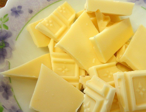 1. Этап. Мусс из белого шоколада: Добавьте растопленный шоколад.