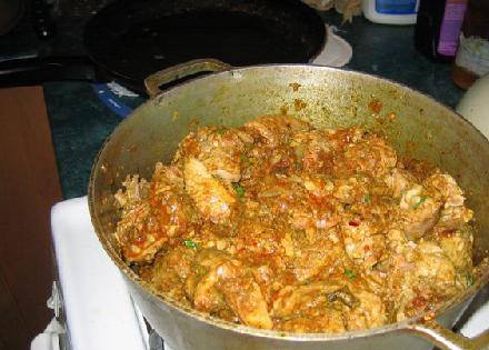 1. Этап. Утка Карри Суринам: Готовить на средне-высоком огне в течении часа. Изредка проверяйте и мешайте. Не добавляйте воду, мясо выпустит свою собственную влагу.