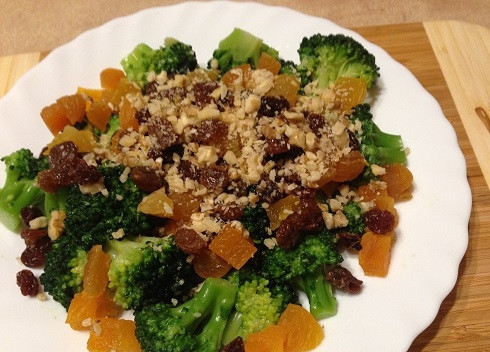 1. Этап. Салат из брокколи с курагой, изюмом и орехами: 7. Выкладываем в салатник брокколи, курагу, орехи и изюм.