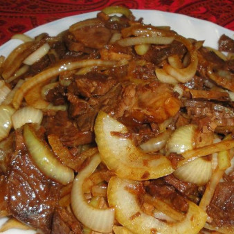 Говядина с маринованным луком