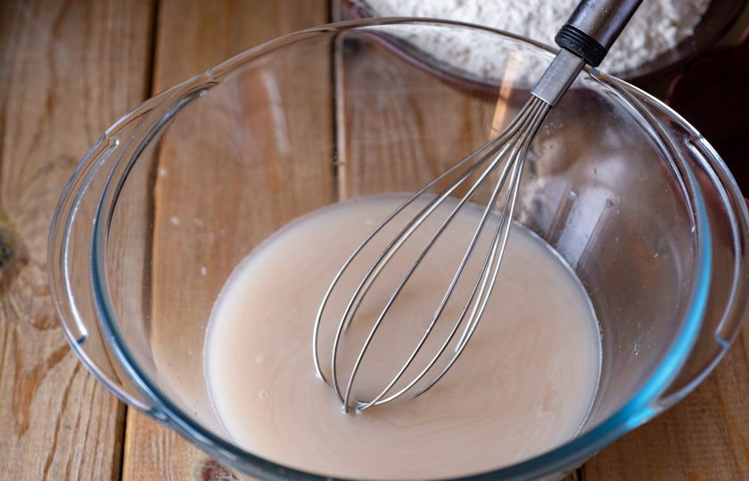 1. Этап. Булочки простые: Размешайте эти ингредиенты венчиком до полного растворения дрожжей.