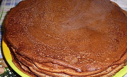 1. Этап. Блинный торт с шоколадом: Смесь замешайте в тесто. Из него выпекайте тонкие блинчики на растительном масле, а потом оставьте их остывать.