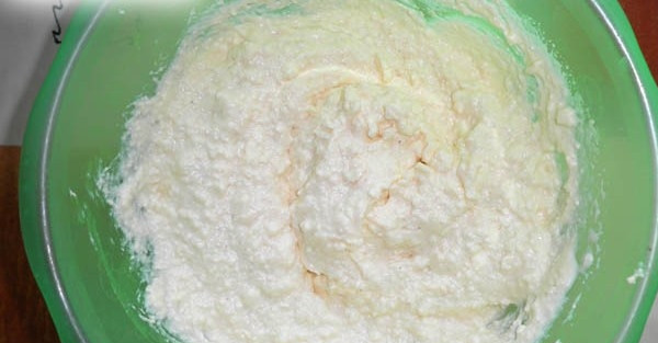 1. Этап. Вкусная запеканка творожная: После этого добавьте к творожной массе разбухшую манку.